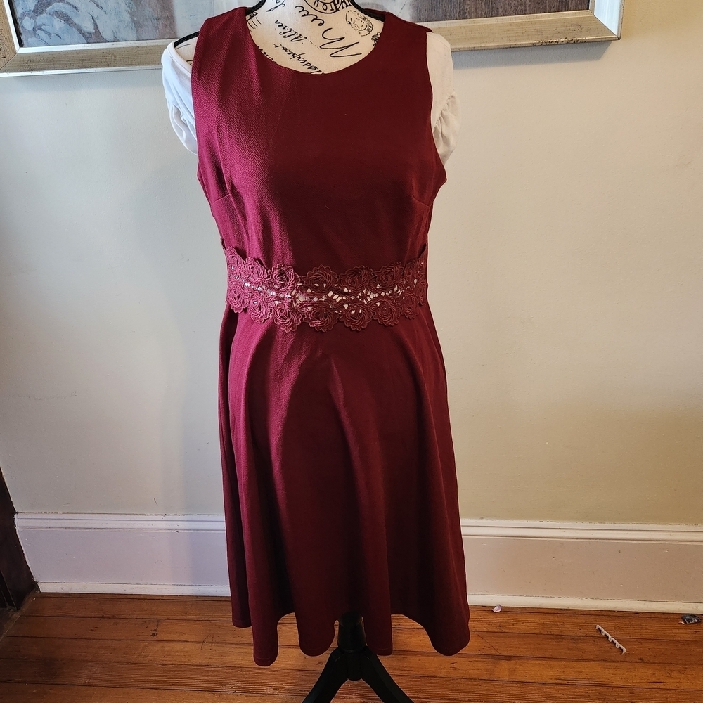 Homeyee's Chic Sleeveless Burgundy Empire Waist Midi Dress